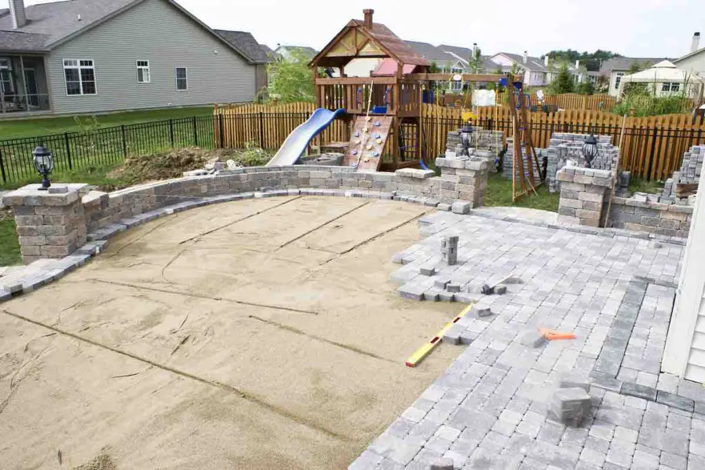 Paving patio on to levelled sand. Baxkyard Project.